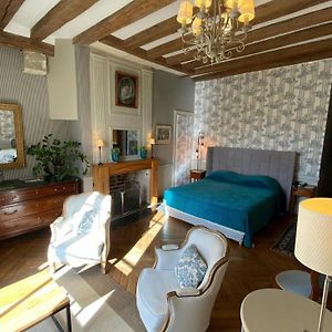 Zimmer mit Kingsize-Bett